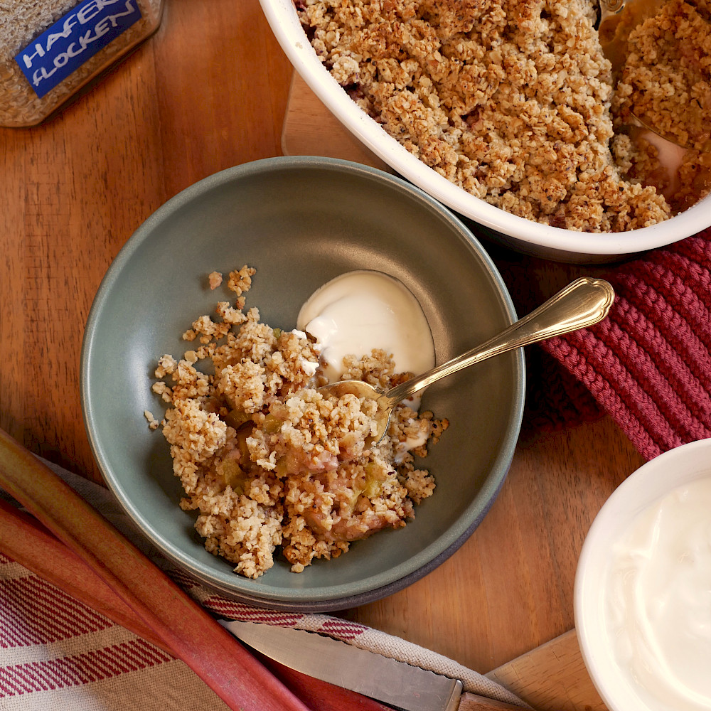 Rhabarber mit Haferflockencrumble