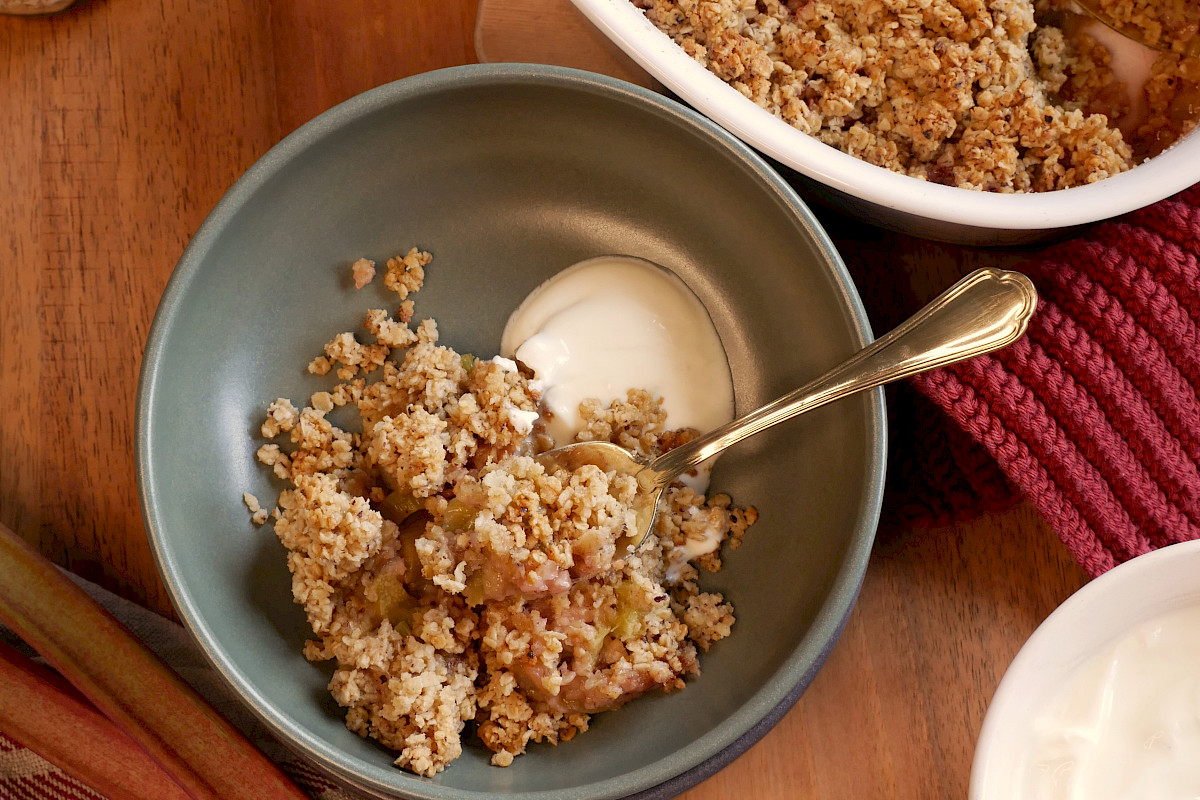 Rhabarber mit Haferflockencrumble