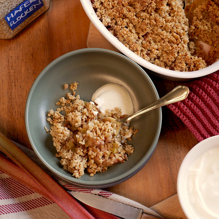 Rhabarber mit Haferflockencrumble