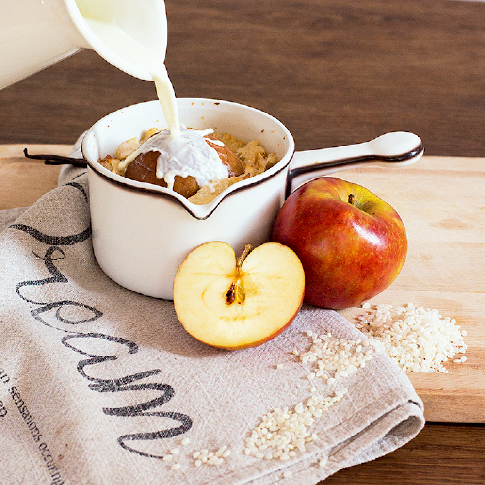 Gebackener Apfel mit Milchreis aus dem Ofen