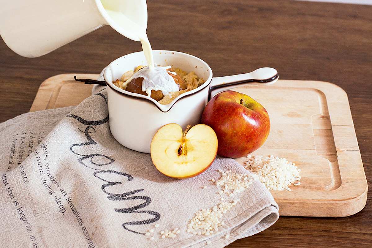 Gebackener Apfel mit Milchreis aus dem Ofen