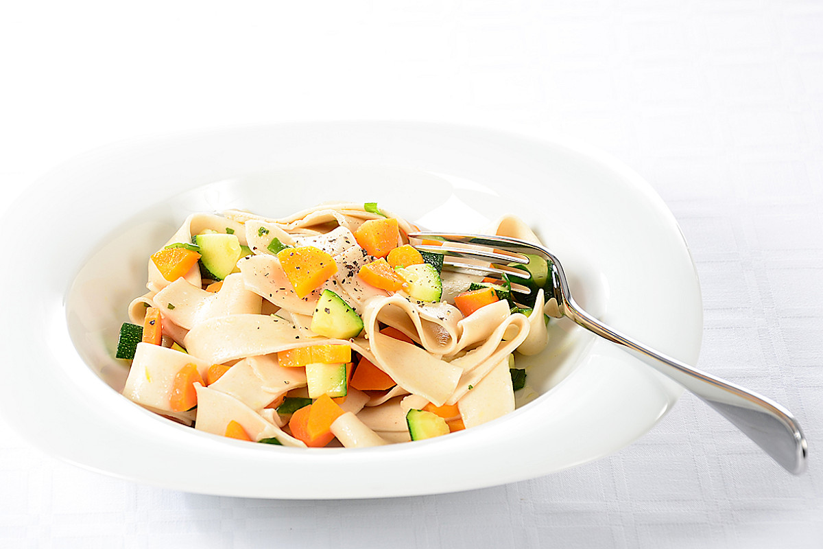 Rezept Dinkelbandnudeln in Gemüsesauce
