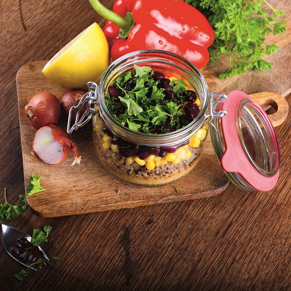 Leckerer Couscous-Salat zum Mitnehmen im Lunchglas