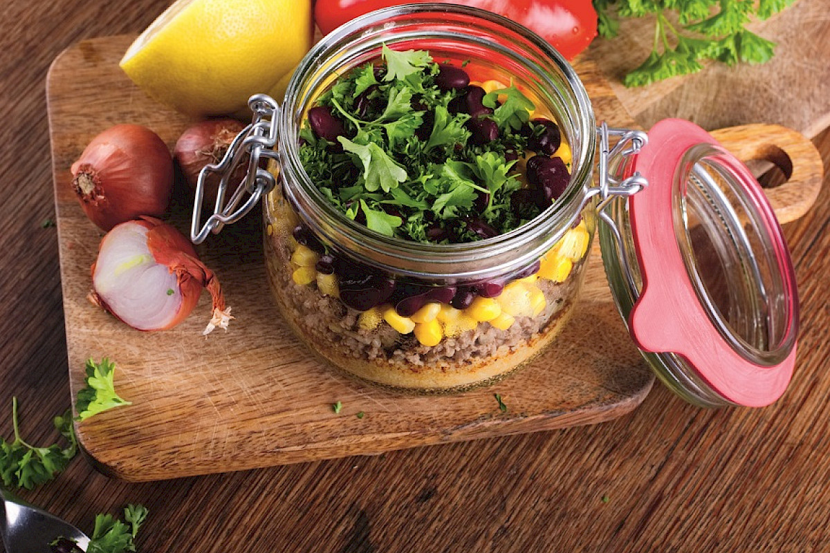 Leckerer Couscous-Salat zum Mitnehmen im Lunchglas