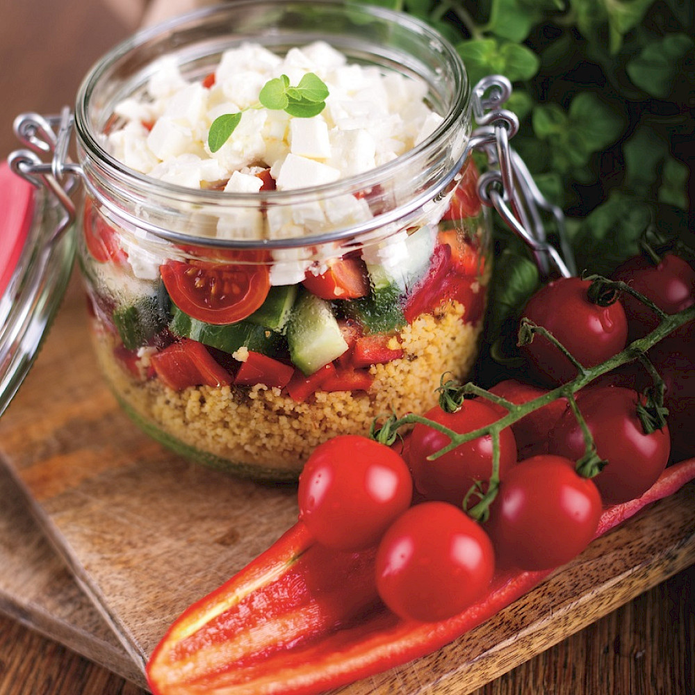 Mediterraner Couscous-Salat im Glas