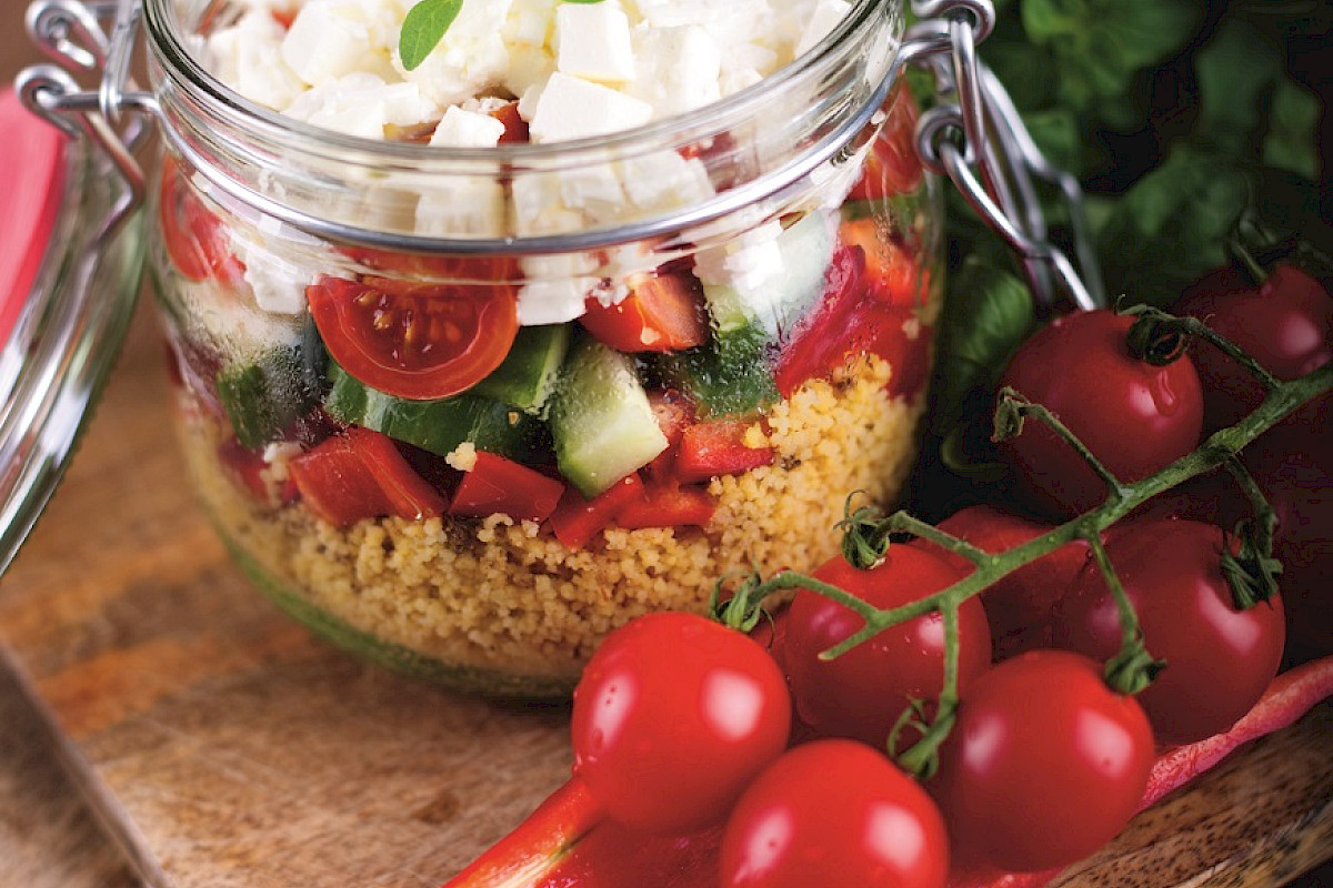 Mediterraner Couscous-Salat im Glas