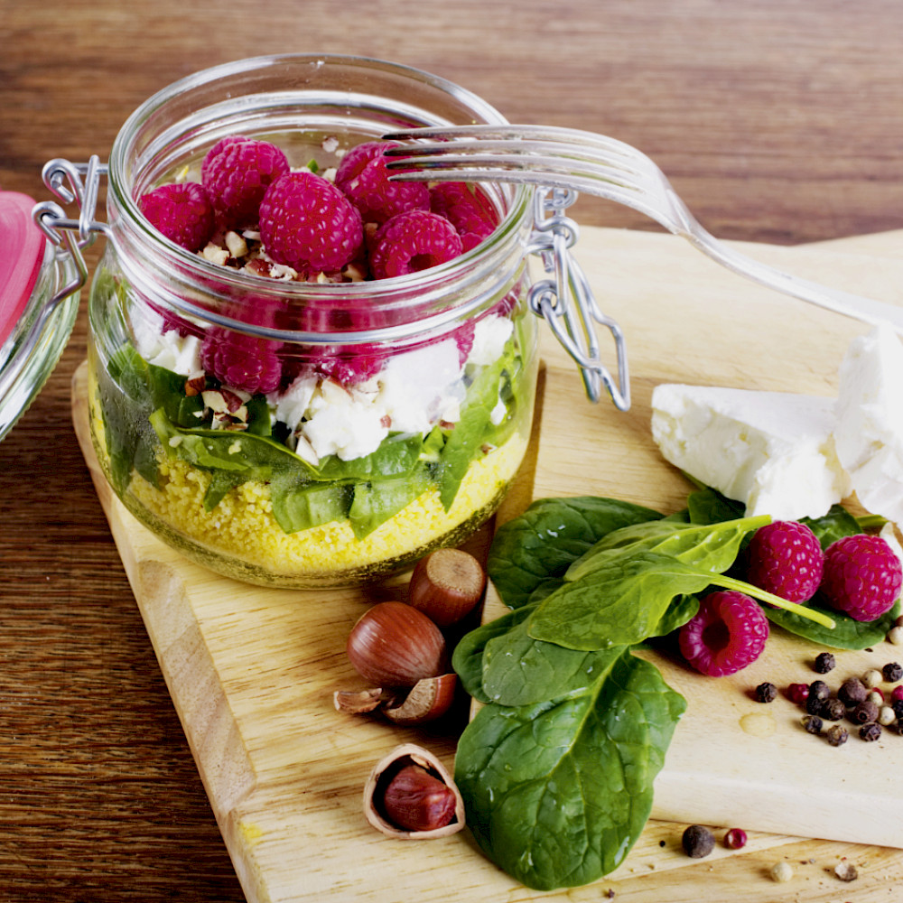 Sommerlicher Couscous-Salat mit Himbeeren