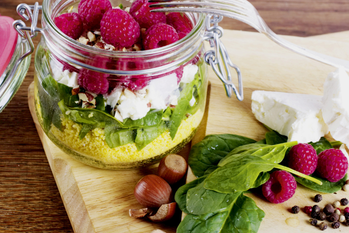 Sommerlicher Couscous-Salat mit Himbeeren