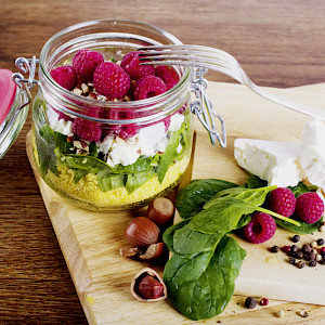 Sommerlicher Couscous-Salat mit Himbeeren