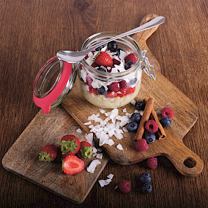 Süßer Kokos-Couscous mit frischen Beeren