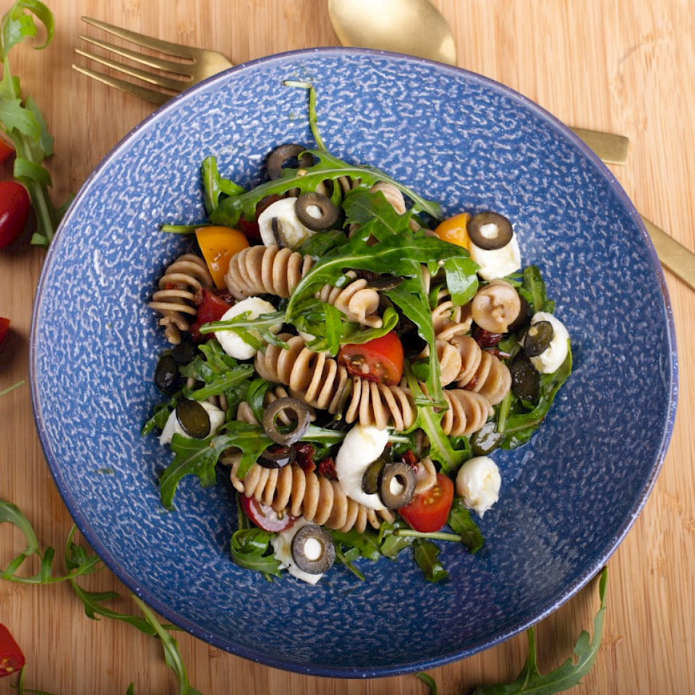 Vegetarischer Nudelsalat mit leckerem Dressing. Besonders edel durch Kürbiskernöl