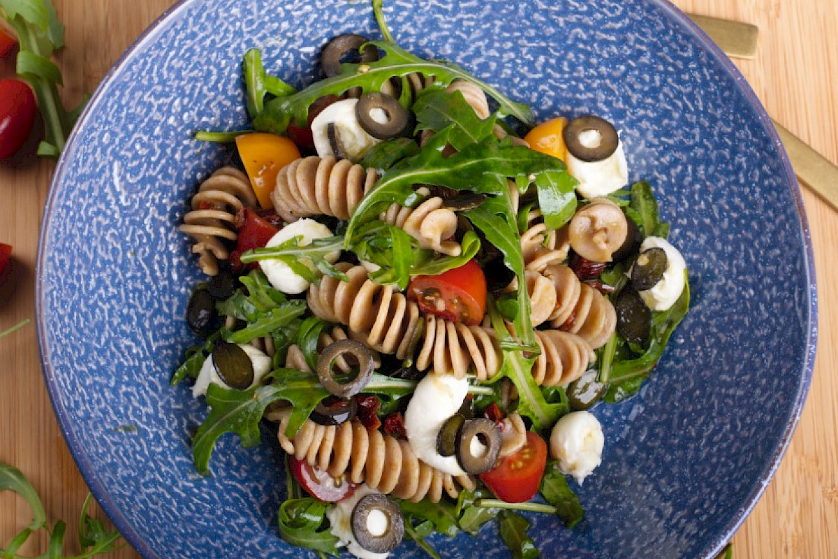 Vegetarischer Nudelsalat mit leckerem Dressing. Besonders edel durch Kürbiskernöl