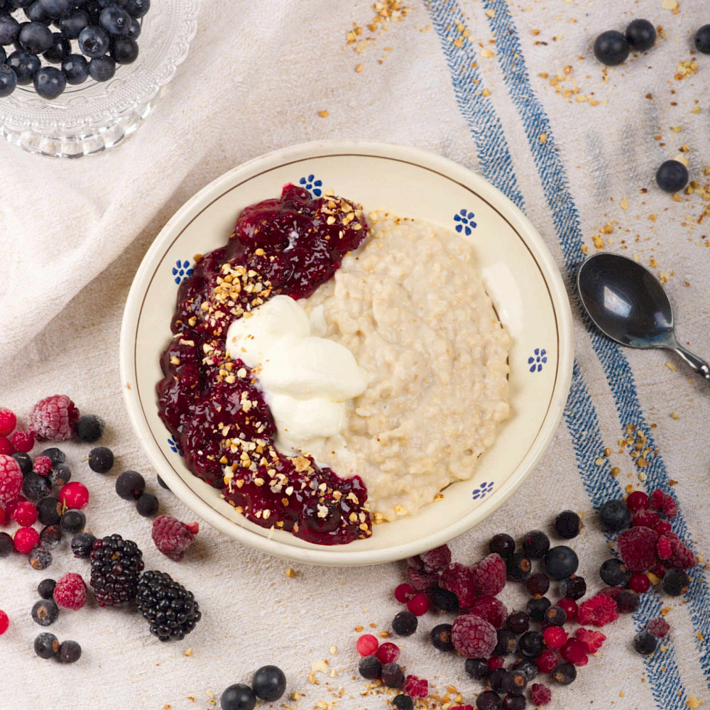 Porridge mit roter Grütze