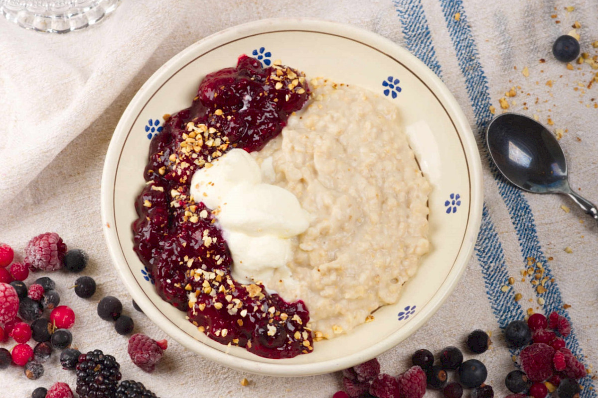Porridge mit roter Grütze