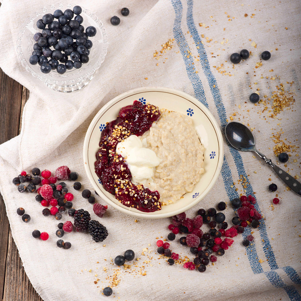 Porridge mit roter Grütze