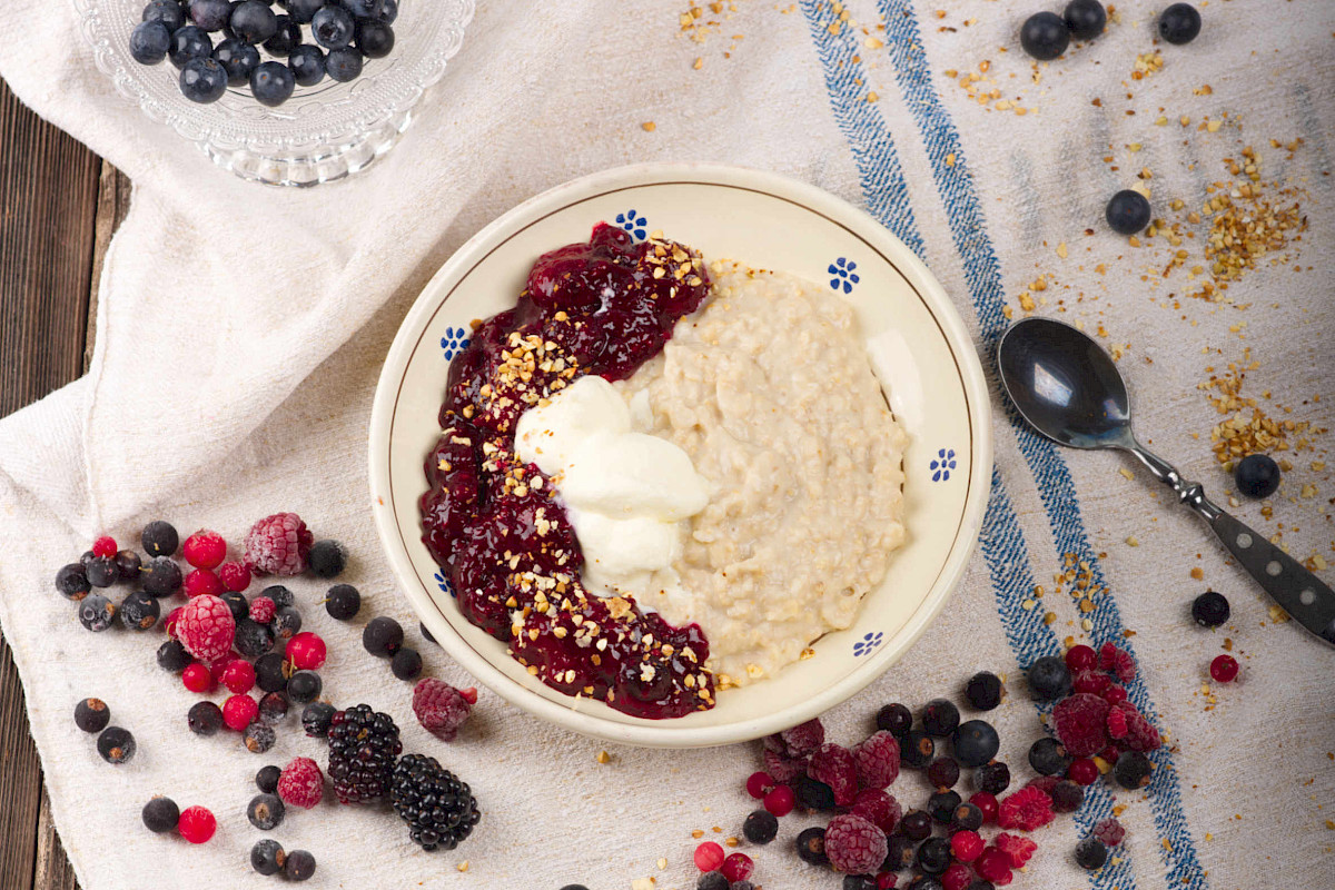 Porridge mit roter Grütze