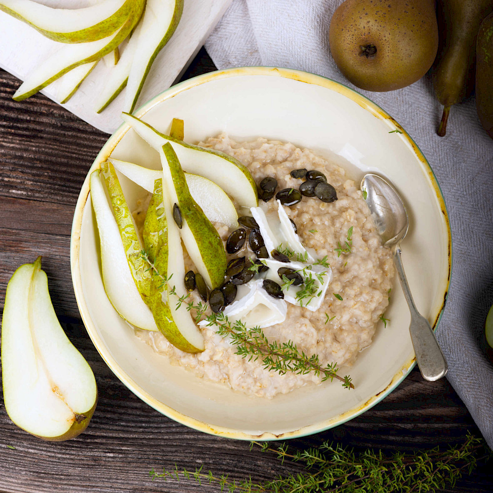 Porridge mit Ziegenkäse und Birnen