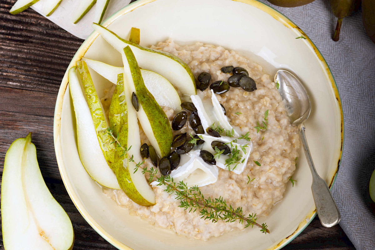 Porridge mit Ziegenkäse und Birnen
