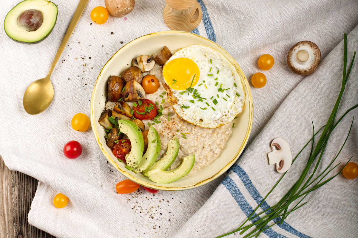 herzhaftes Porridge mit Champignons und Spiegelei