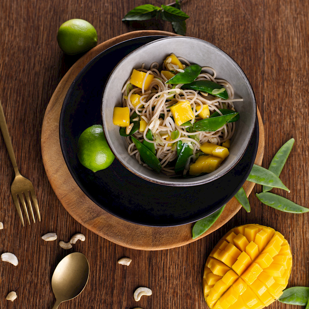 Ein fruchtige frischer Nudelsalat mit Mango und Minze. Die Cashewkerne und Zuckerschoten bringen den nötigen Biss dazu.