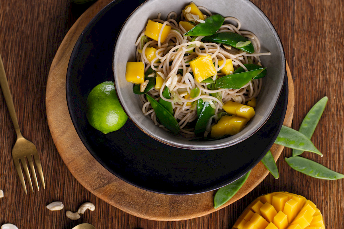 Ein fruchtige frischer Nudelsalat mit Mango und Minze. Die Cashewkerne und Zuckerschoten bringen den nötigen Biss dazu.