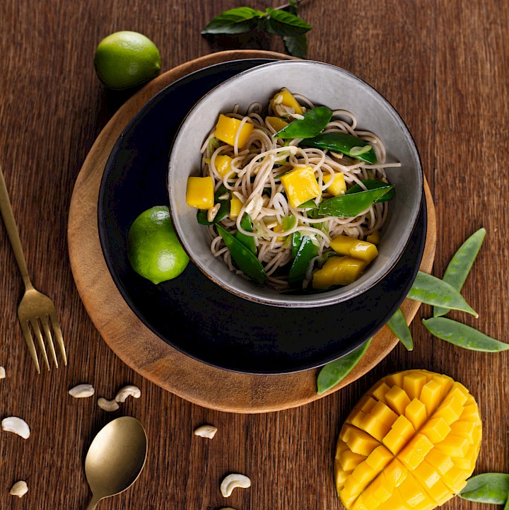 Ein fruchtige frischer Nudelsalat mit Mango und Minze. Die Cashewkerne und Zuckerschoten bringen den nötigen Biss dazu.