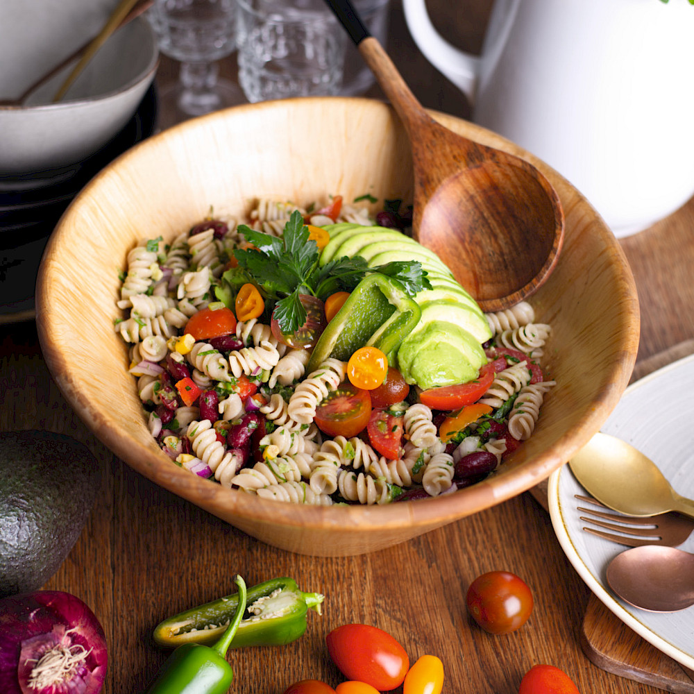 Nudelsalat mit cremigen Avocado Dressing und einer feiner Schärfe durch Jalapeños