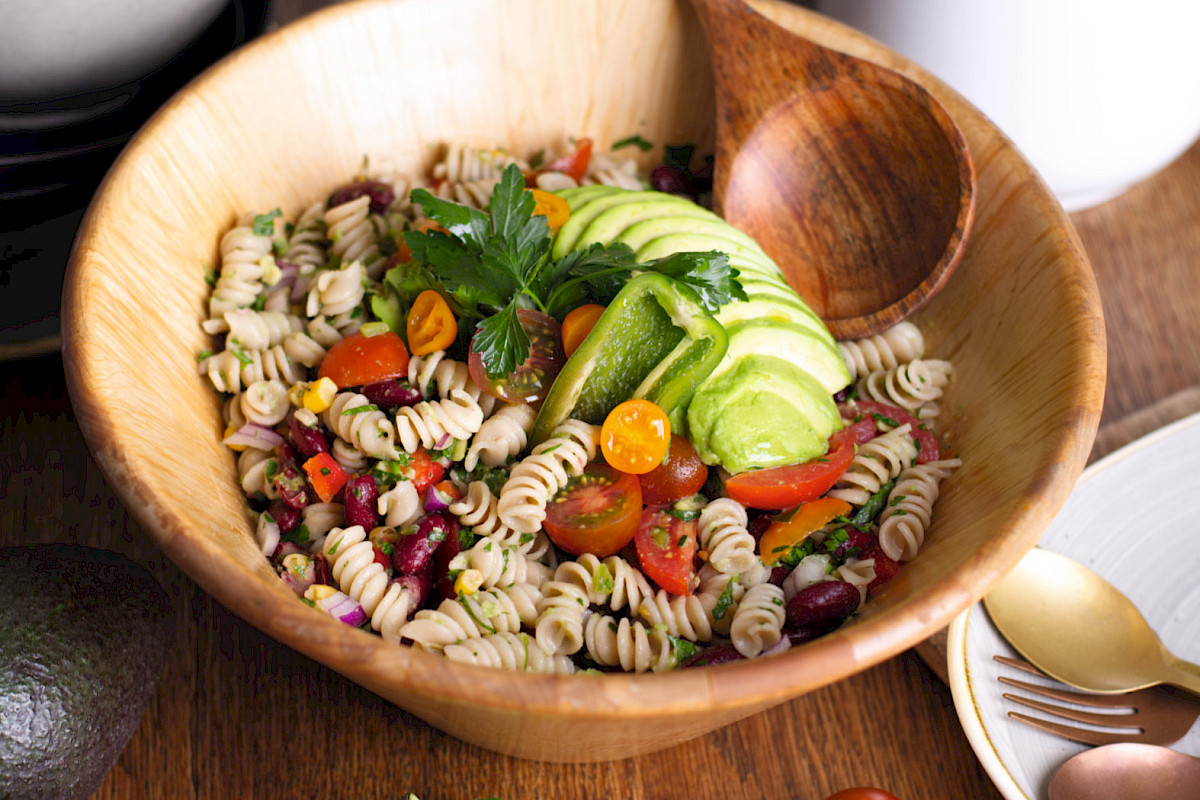 Nudelsalat mit cremigen Avocado Dressing und einer feiner Schärfe durch Jalapeños