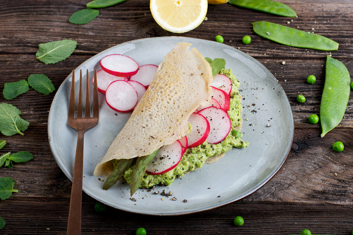 Spargel-Galettes mit Erbsen-Minze-Creme