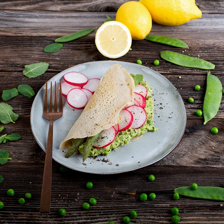 Spargel-Galettes mit Erbsen-Minze-Creme