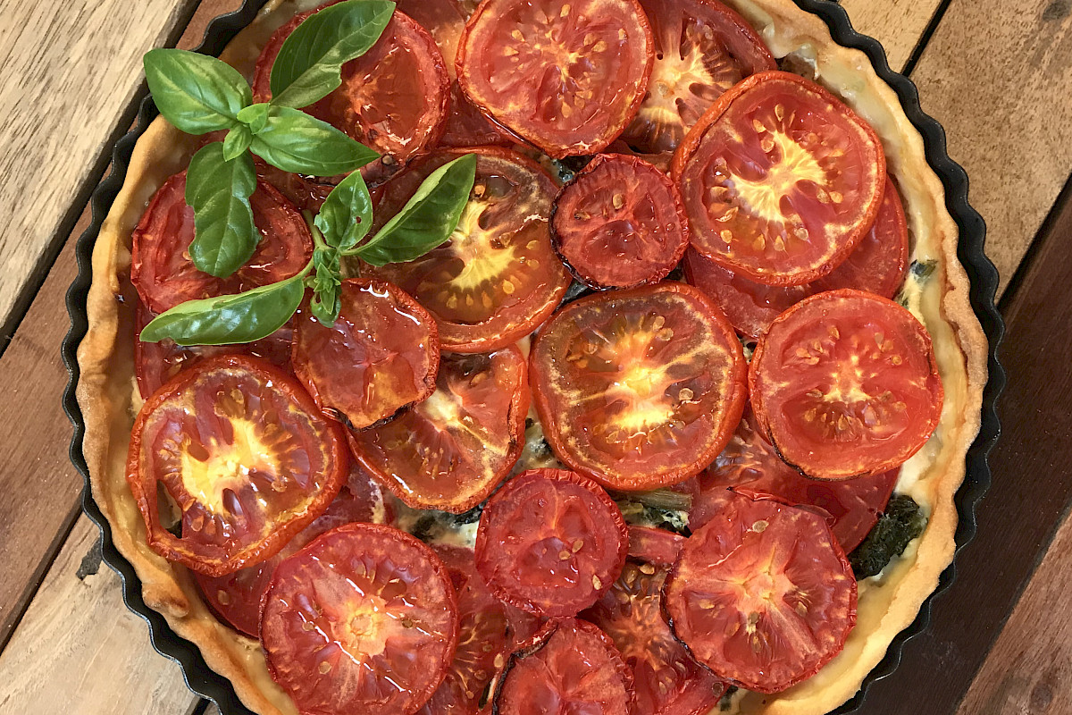 Gemüsekuchen mit Tomaten und Spinat