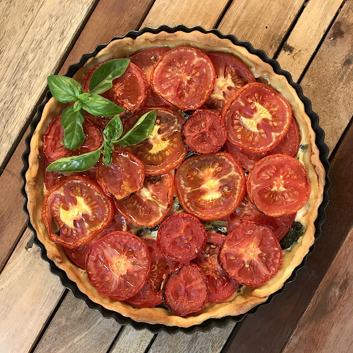 Gemüsekuchen mit Tomaten und Spinat