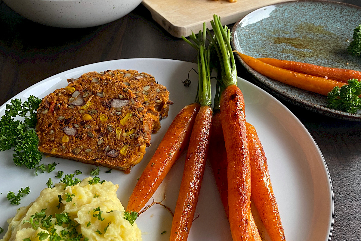 Vegetarischer Braten aus Bohnen mit Kartoffelbrei und Möhren