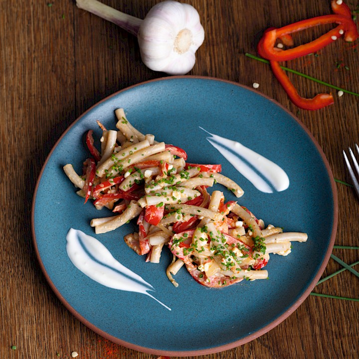Dinkelnudeln mit Paprika Hüttenkäse-Creme
