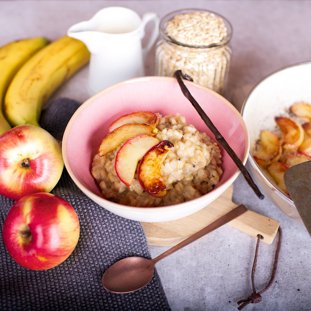 Süße Graupenbowl mit frischem Obst
