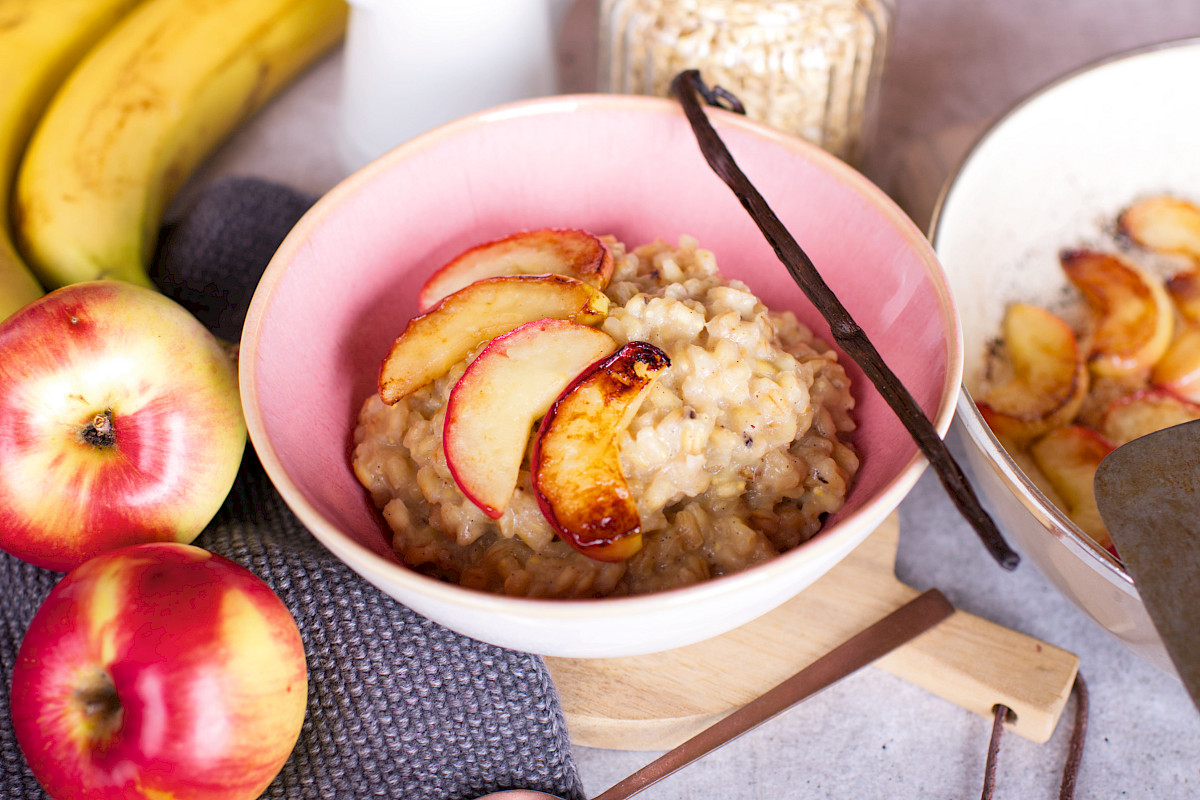 Süße Graupenbowl mit frischem Obst