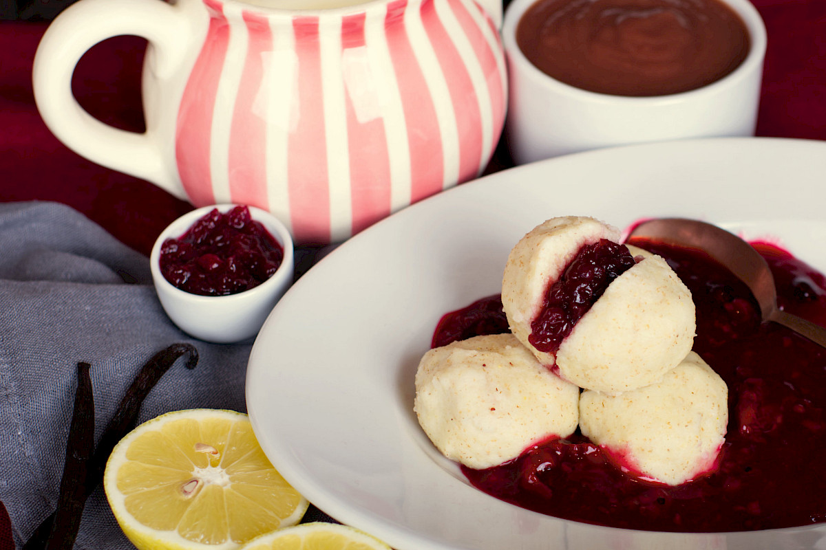 Grießknödel mit Roter Grütze und Rhabarber-Kompott
