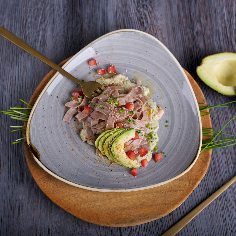 Bandnudeln mit Avocado-Sesam-Creme