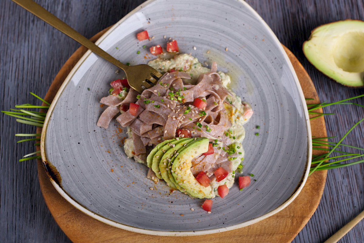 Bandnudeln mit Avocado-Sesam-Creme