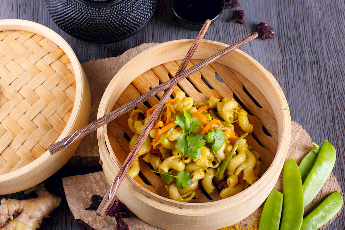 Nudelsalat mal anders: Mit Kokosmilch, asiatischem Gemüse, Curry und Koriander wird ein ausgefallener Genuss daraus