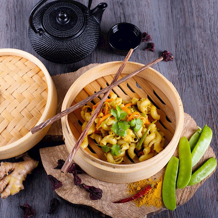 Nudelsalat mal anders: Mit Kokosmilch, asiatischem Gemüse, Curry und Koriander wird ein ausgefallener Genuss daraus