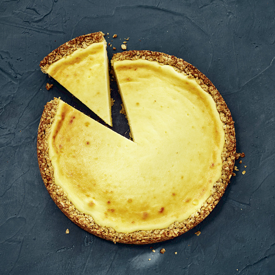 Käsekuchen mit Käsekuchenstück