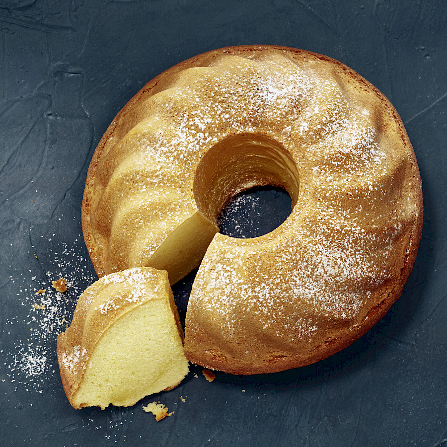 Gugelhupf mit Stück