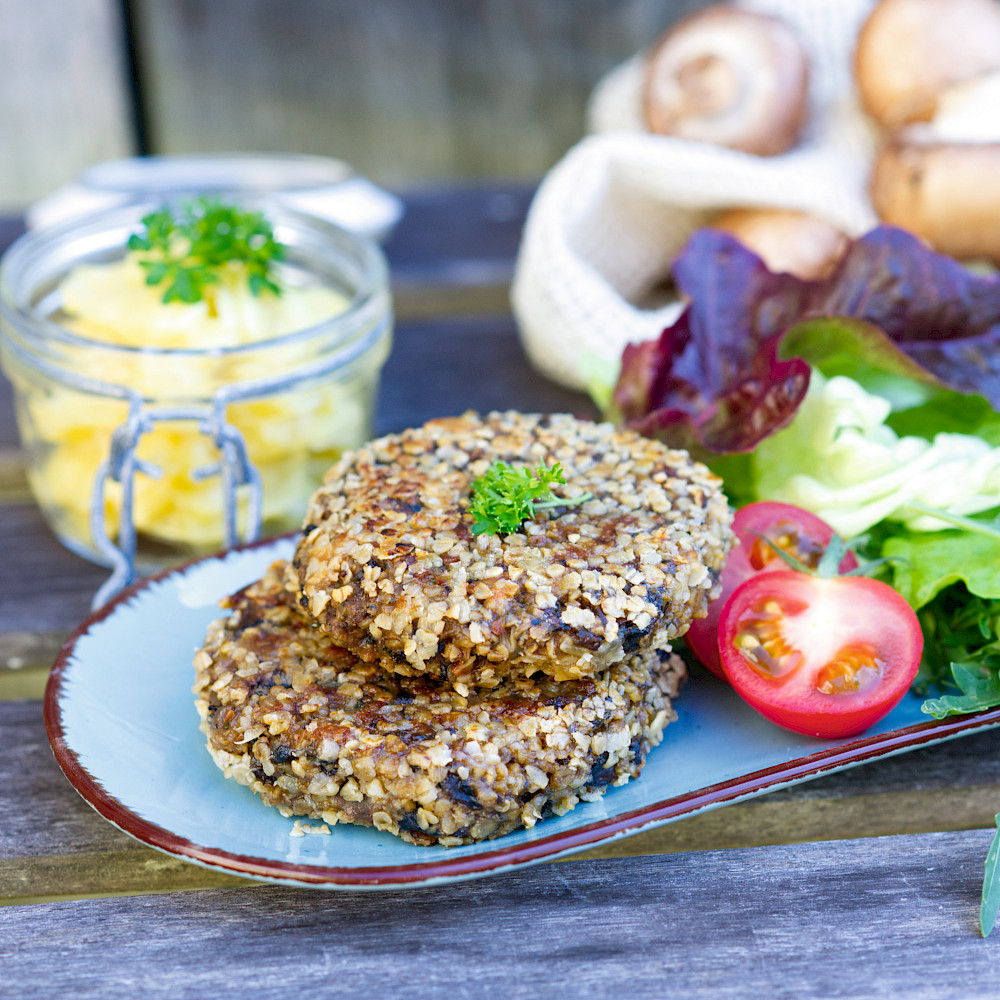 Haferflockenbratling mit frischem Gemüse und Kartoffeln