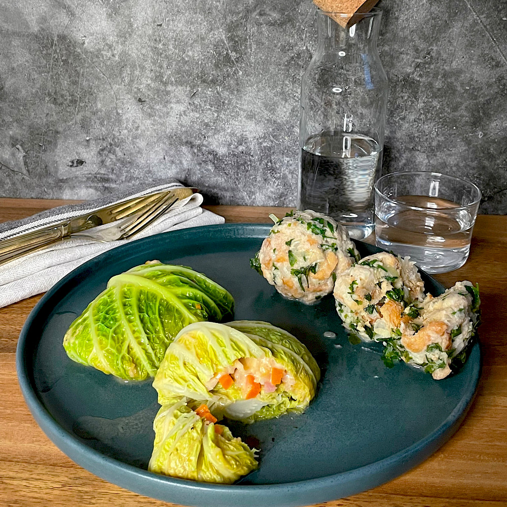 Kohlrouladen mit Semmelknödel