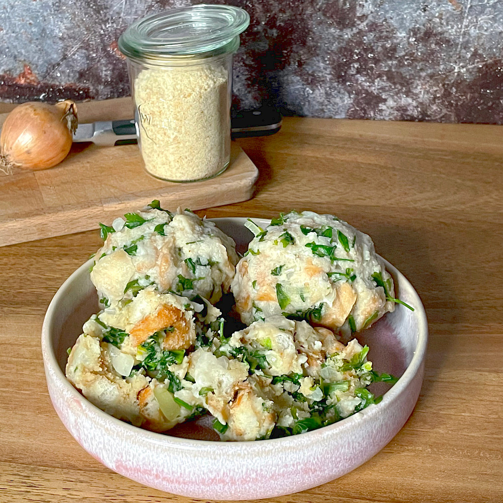Semmelknödel mit Petersilie