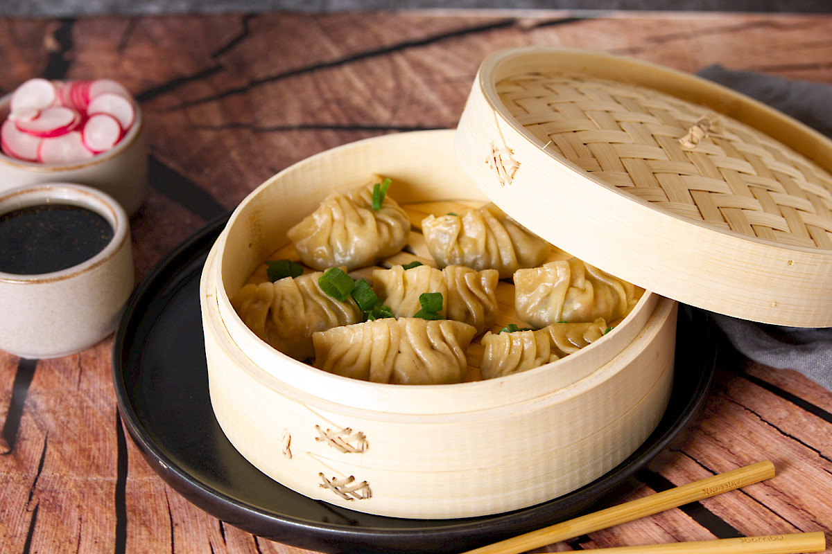 Jaozi mit Gemüsefüllung im Dampfkörbchen