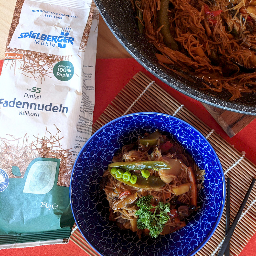 Fadennudeln im Wok