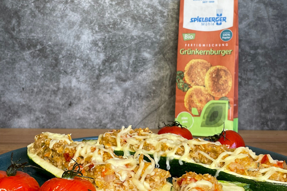 Gefüllte Zucchini mit Grünkohl