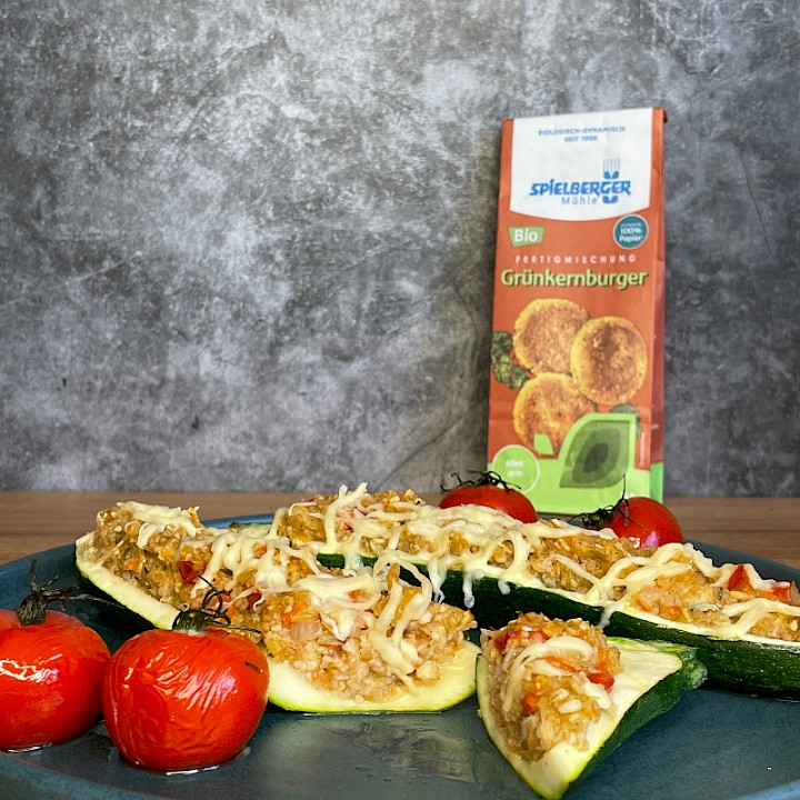 Gefüllte Zucchini mit Grünkohl